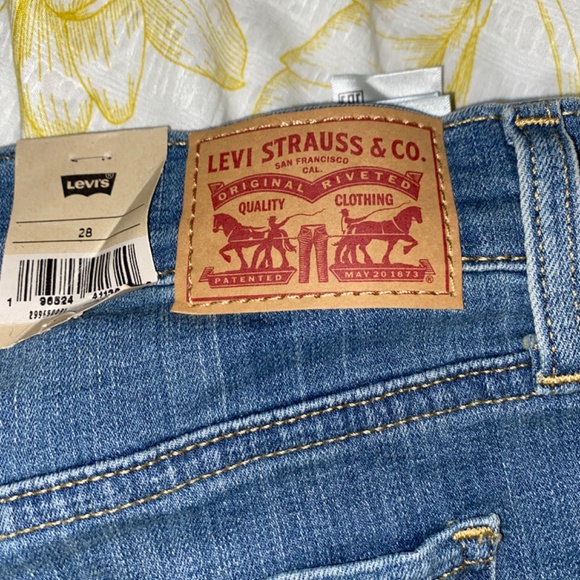 Levi’s Mid Length Shorts - Picture 4 of 4